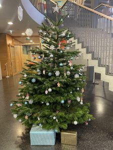 Christbaum im Foyer